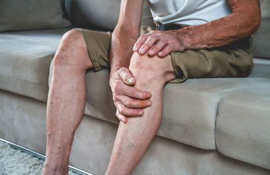 En mann som lider av artrose