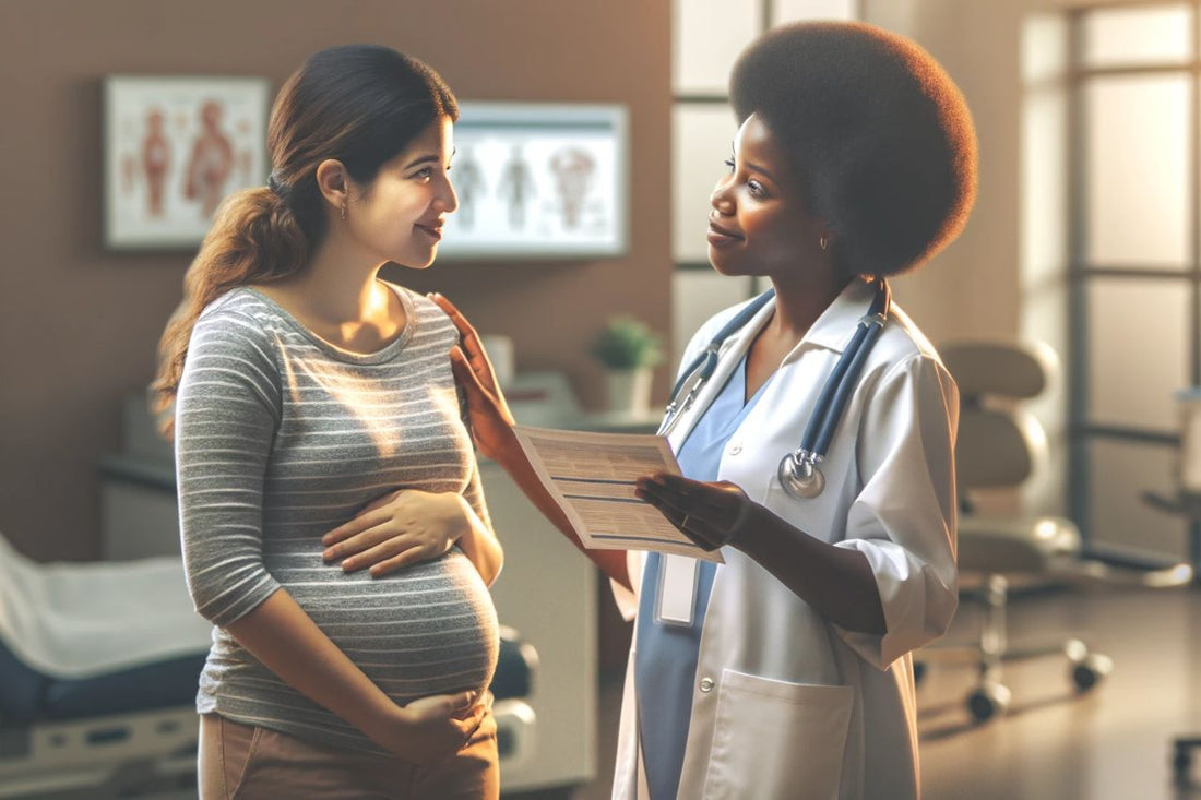 En lege snakker med en gravid kvinne