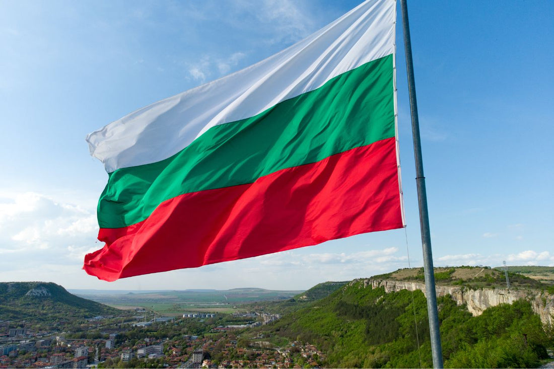 Vifter med det bulgarske flagget over byen