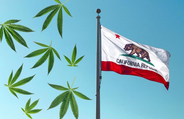 Californias flagg som vaier, og cannabisblader