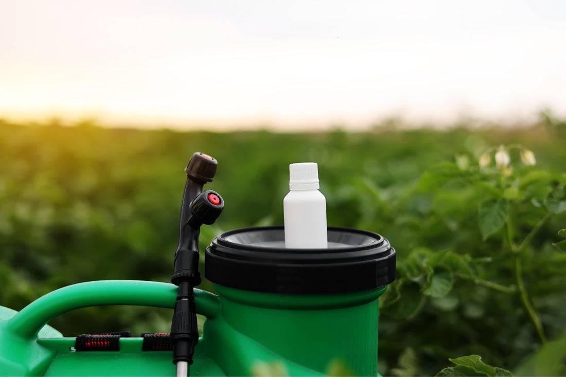 En grønn plantevernmiddel-spray