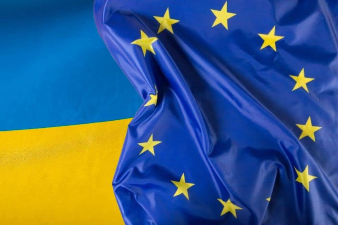EU-flagget foran Ukrainas flagg