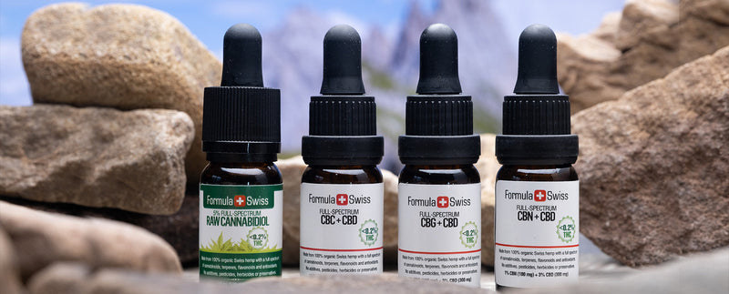 Fire flasker CBD-olje fra Formula Swiss på steiner