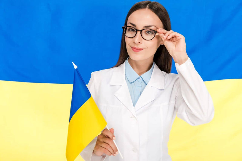 Lege som holder et ukrainsk flagg