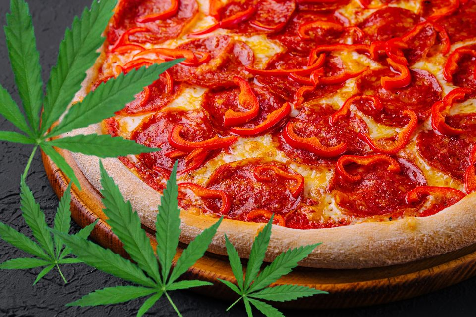 pizza og cannabisblader