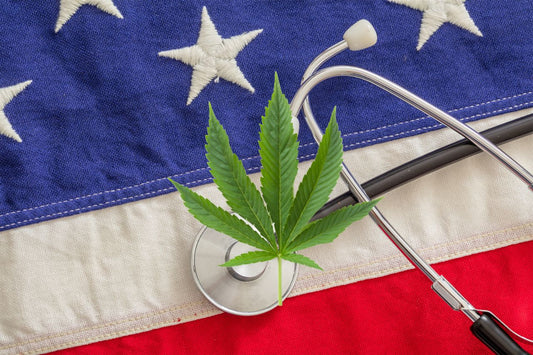 cannabisblad, stetoskop og USAs flagg