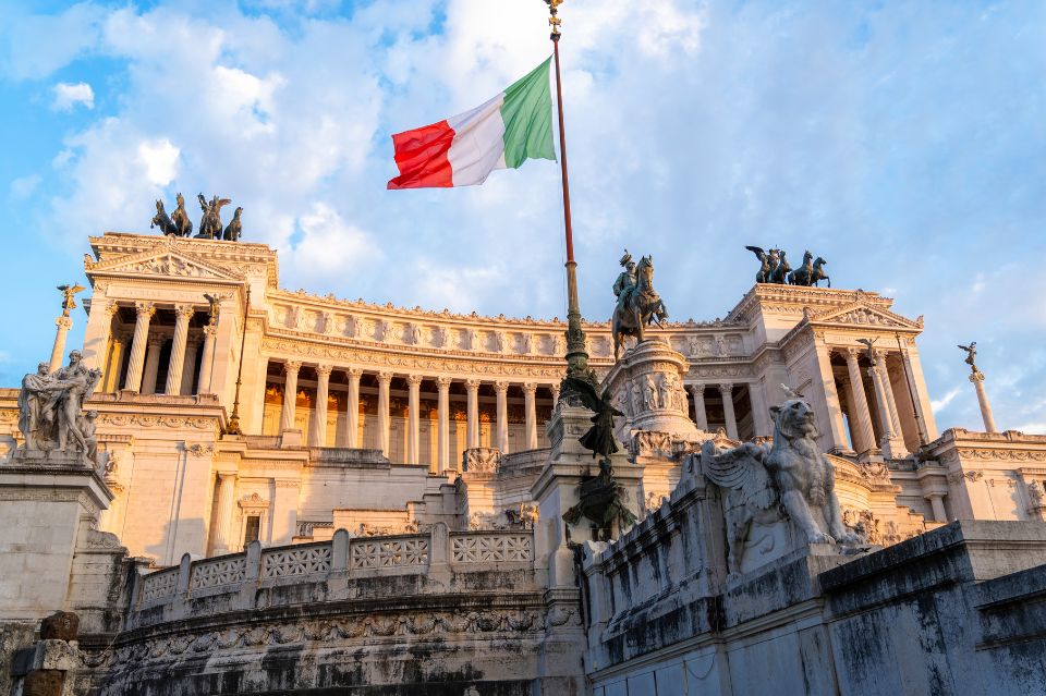 Det italienske flagget over Vittoriano-monumentet i Roma