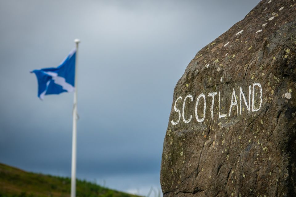 Stein med innskriften «Scotland» og det skotske flagget bak