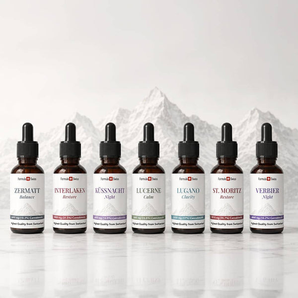 Formula Swiss cannabinoidoljekolleksjon med sju merkede flasker, presentert mot en minimalistisk fjellbakgrunn.