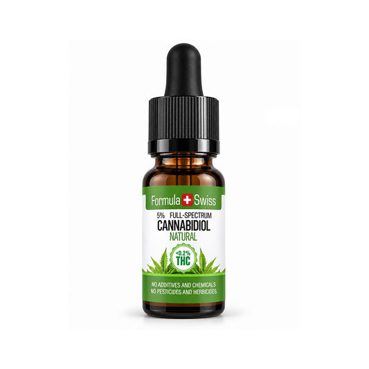 10 ml ravfarget glassflaske med pipette fra Formula Swiss med 5 % fullspektret naturlig CBD olje, svart pipettekork og hvit-grønn etikett med cannabisblad på hvit bakgrunn.