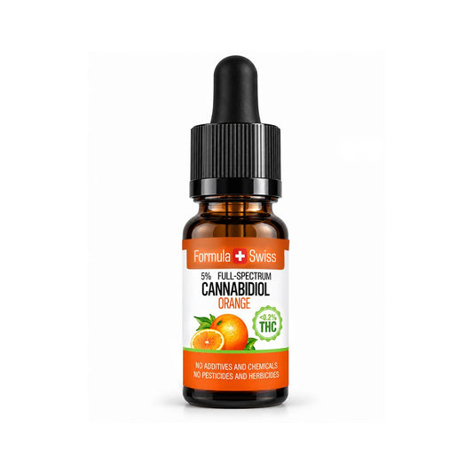 Liten ravfarget glassflaske med svart kork og hvit-oransje Formula Swiss-etikett med Cannabidiol Orange, 5 % fullspektret CBD og under 0,2 % THC på hvit bakgrunn.