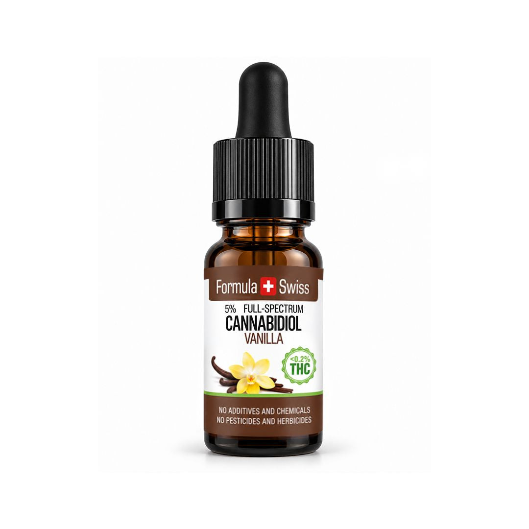 Liten ravfarget glassflaske med pipette fra Formula Swiss med 5 % fullspektret cannabidiol-vanilje CBD olje, svart pipettekork og hvit etikett med illustrasjoner av vaniljeblomster på hvit bakgrunn.