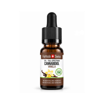 Liten ravfarget glassflaske med pipette fra Formula Swiss med 5 % fullspektret cannabidiol-vanilje CBD olje, svart pipettekork og hvit etikett med illustrasjoner av vaniljeblomster på hvit bakgrunn.
