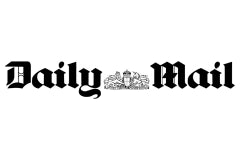 Daily Mail-avisens logo med svart gotisk skrift på hvit bakgrunn.