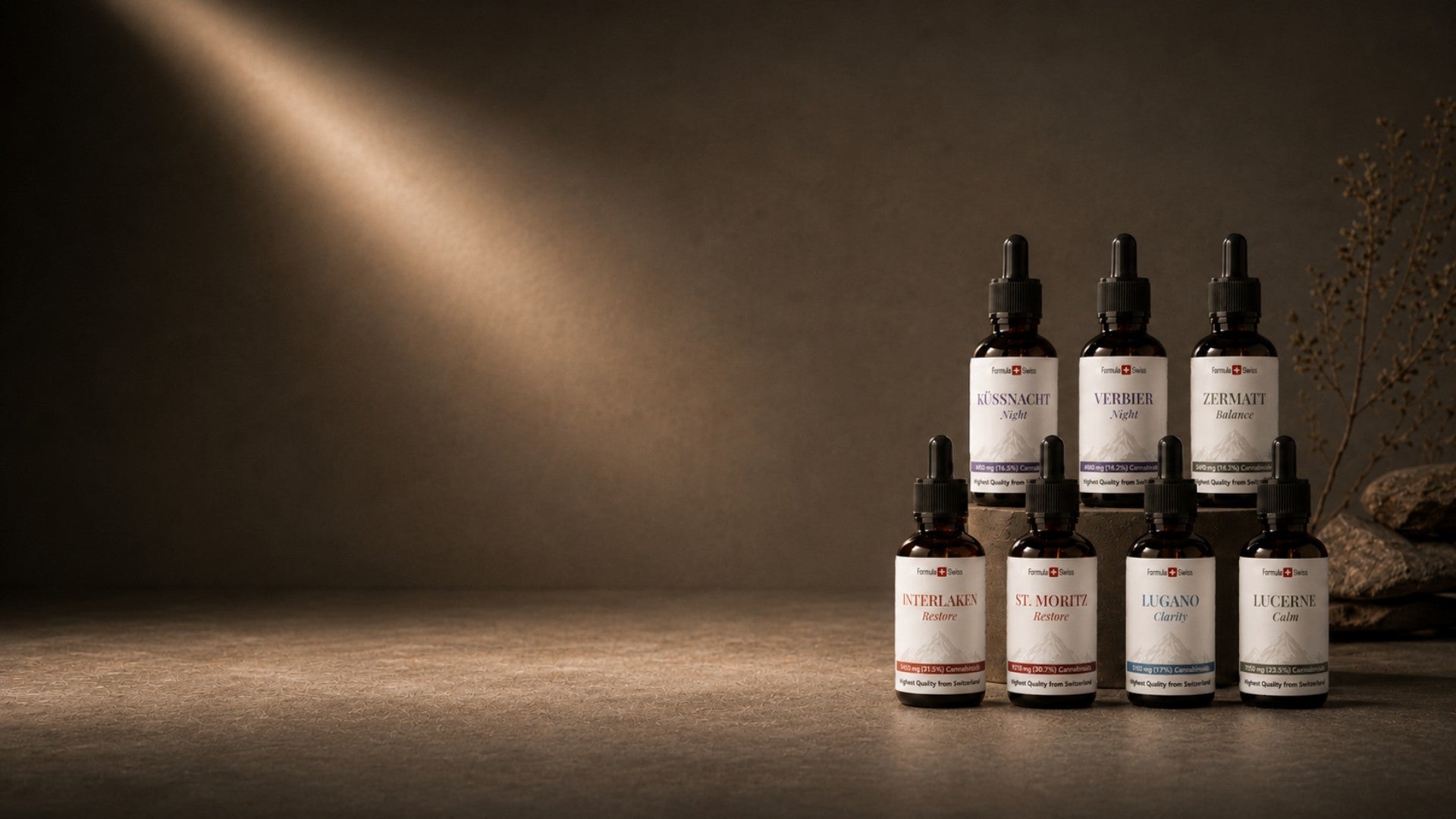 Formula Swiss cannabinoidoljekolleksjon presentert på steinsokler i varme, minimalistiske omgivelser.
