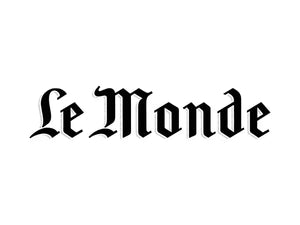 Le Monde-avisens logo med svart gotisk skrift på hvit bakgrunn.