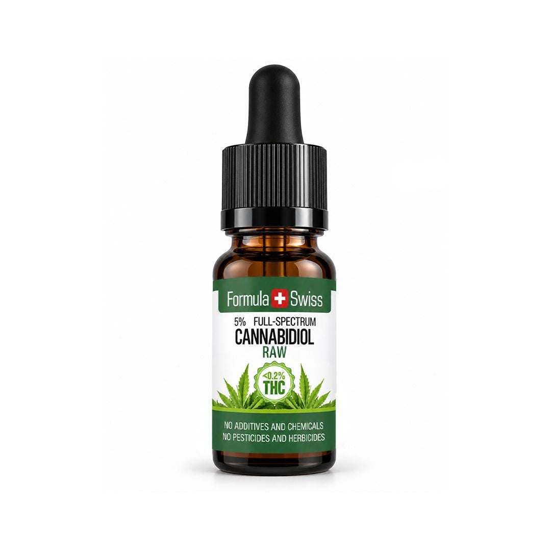 10 ml ravfarget glassflaske med pipette fra Formula Swiss med 5 % fullspektret Cannabidiol Raw CBD olje, svart pipettekork og hvit etikett med grønne detaljer og cannabisblad.