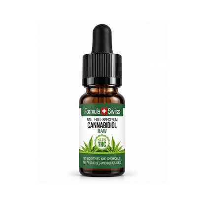 10 ml ravfarget glassflaske med pipette fra Formula Swiss med 5 % fullspektret Cannabidiol Raw CBD olje, svart pipettekork og hvit etikett med grønne detaljer og cannabisblad.