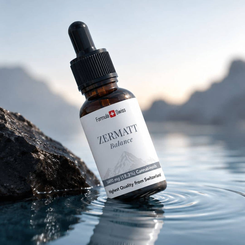Formula Swiss Zermatt Balance-flaske med cannabinoidolje, presentert ved siden av en stein i klart vann med sveitsiske fjell i bakgrunnen.
